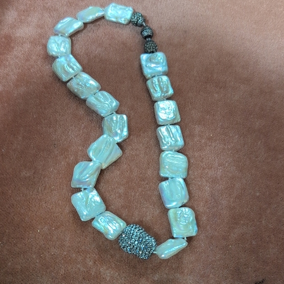 Jewelry - Elegant Pearl and Silver Necklace